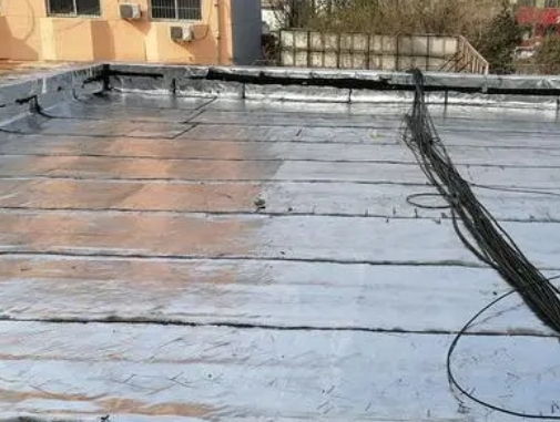 温州卫生间漏水维修公司分享下温州屋面楼顶防水刚性防水层施工要点。